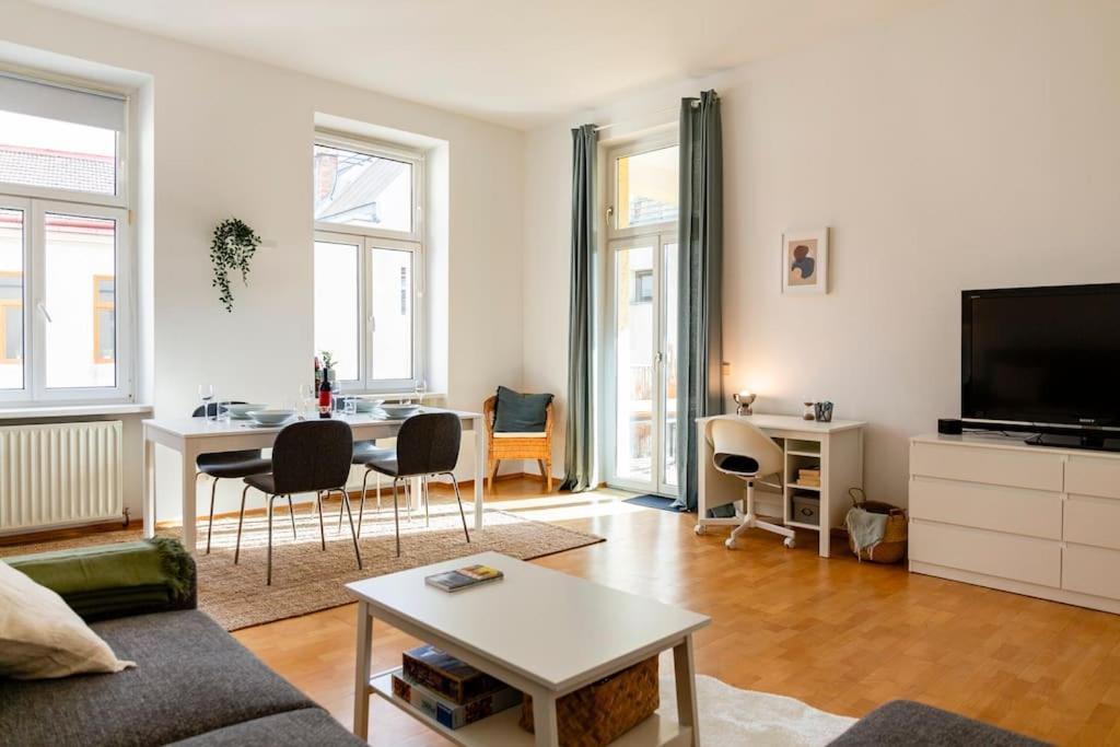 Savoir-Vivre In Unserer Zentralen Balkonwohnung Wenen Buitenkant foto